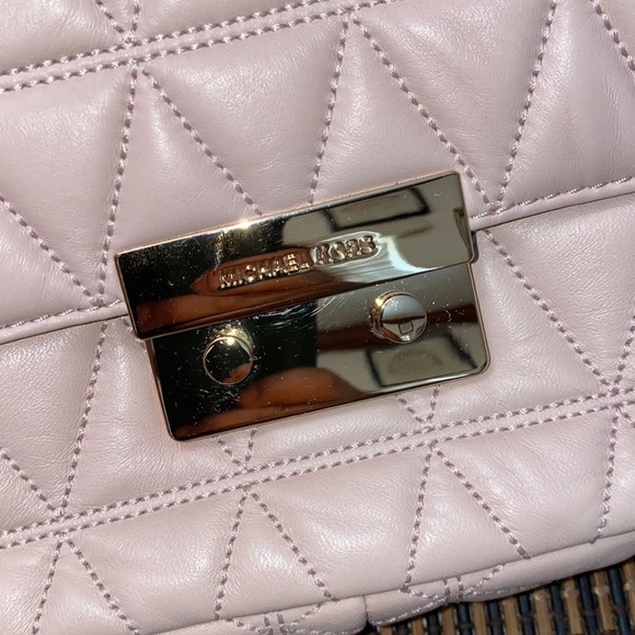 MICHAEL KORS
Sloan Large Pink Shoulder Bag - Picture 17 of 17